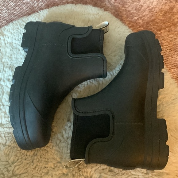 EUC UGG Droplet Rain Boot - Picture 2 of 5